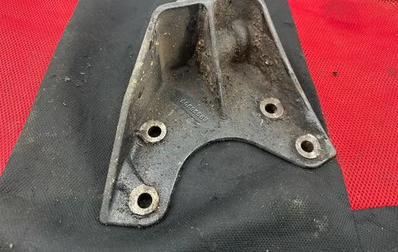 Engine mounting bracket