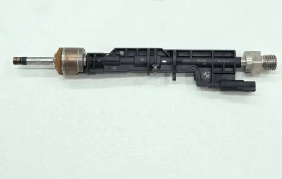 BMW M5 F90 Fuel injector 7852362 13647852362