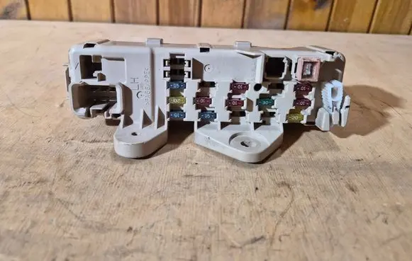 Mazda 323 Fuse module 8D080580 4898