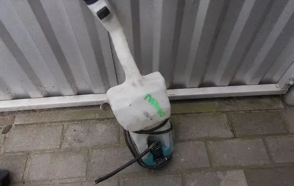 Renault Twingo III Windshield washer fluid reservoir/tank