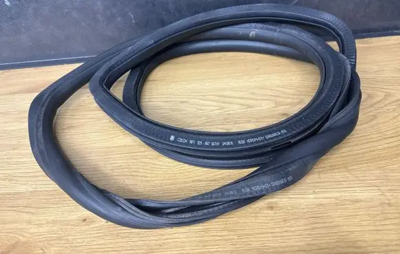 Skoda Octavia Mk2 (1Z) Rear door rubber seal (on body) 1Z9867367H