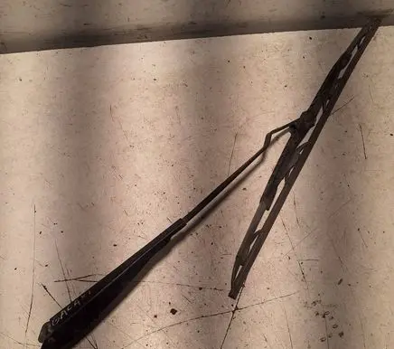 Front wiper blade arm