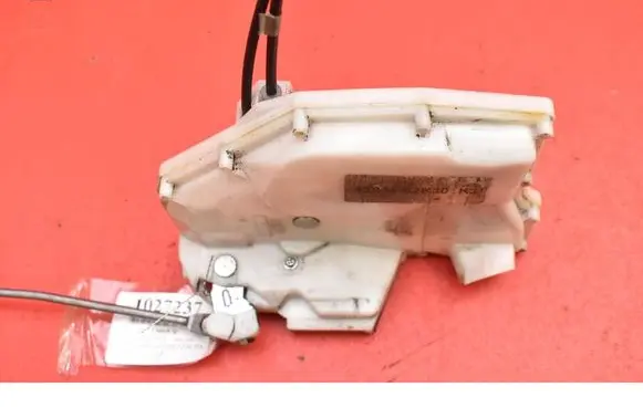Suzuki Swift I Front door lock 82202-62K30