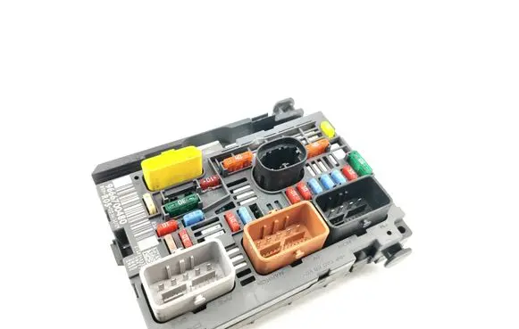 Peugeot 308 SW Fuse module 9666700480
