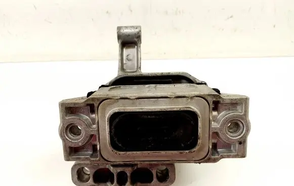 Skoda Superb B6 (3T) Engine mount bracket 7N0131552