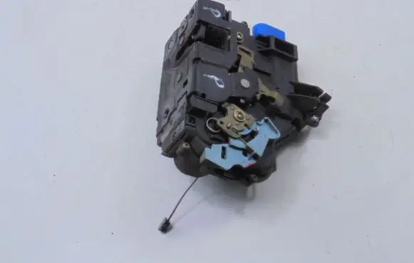 Volkswagen Caddy Front door lock 3D1837016