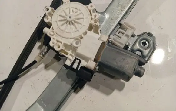 Mitsubishi Colt Front door window regulator motor 2052P1