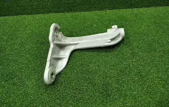 Engine mounting bracket