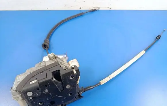 Volkswagen PASSAT B6 Front door lock 3C1837015A