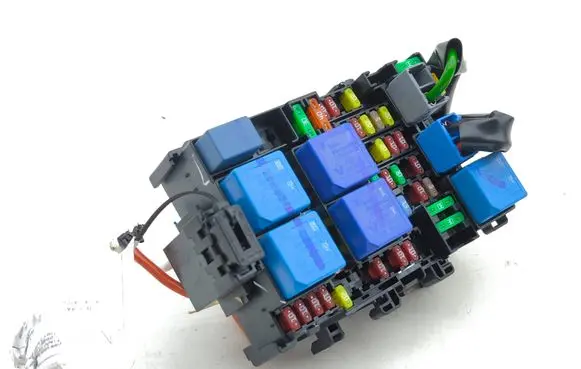 Nissan Juke II F16 Fuse module 63570069 243805499R 01R00X5RU