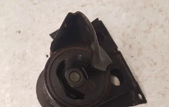 Nissan X-Trail T30 Engine mount bracket RN62490LB