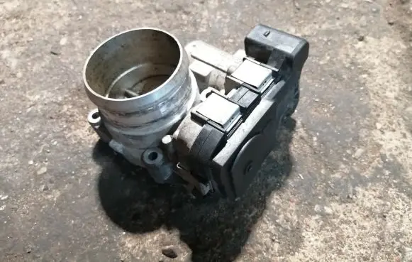 Volkswagen Golf V Throttle valve 03C133062D
