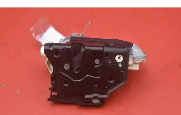 Volkswagen Tiguan Rear door lock 3C4839016A