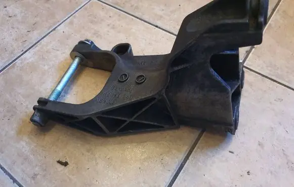 Volkswagen Transporter - Caravelle T5 Engine mounting bracket 7H0199343 A1S19CU3 GS19C