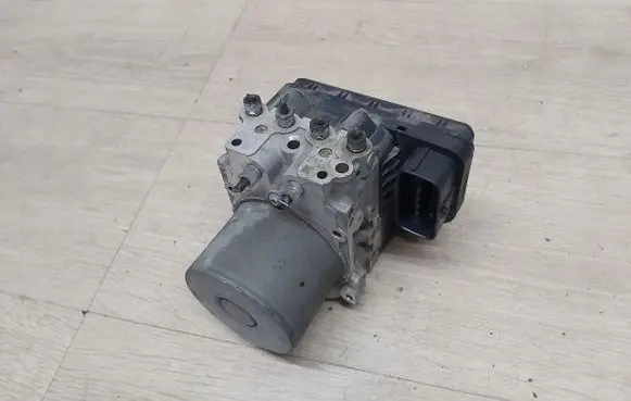 Toyota RAV 4 (XA40) ABS control unit/module 