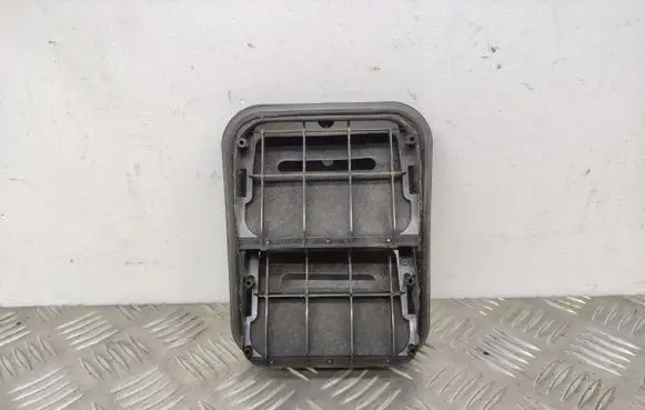 Quarter panel pressure vent