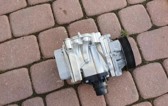 Opel Zafira C Water pump 55492937