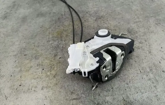 Toyota Yaris Front door lock U3111130