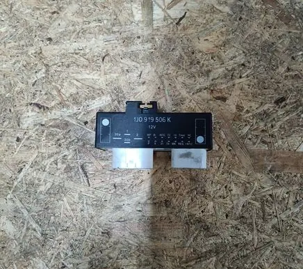 Volkswagen Golf V Coolant fan relay 1J0919506K
