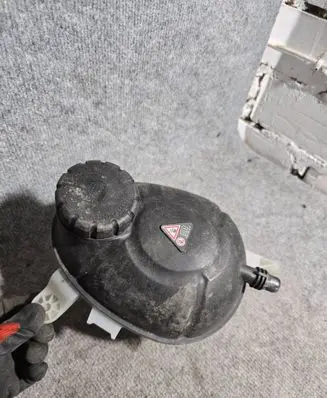 Mercedes-Benz CLS C257 Coolant expansion tank/reservoir A2055000049
