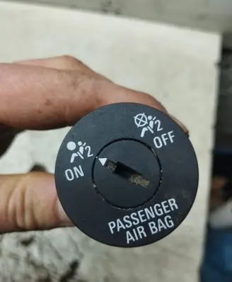 Passenger airbag on/off switch