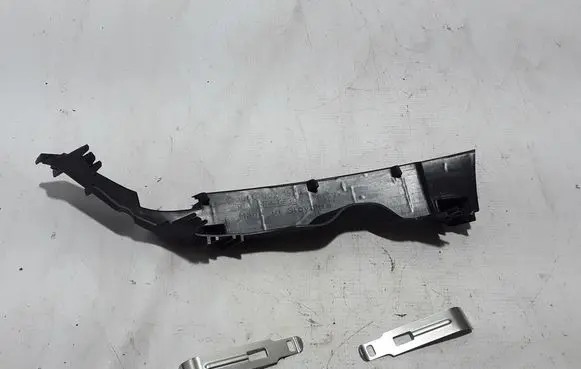Volvo XC60 Headlight/headlamp mounting bracket 31698239
