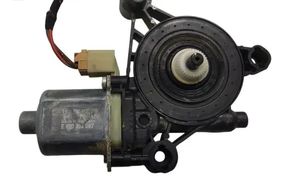 Volkswagen T-Roc Front door window regulator motor 5Q0959801A