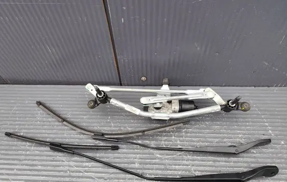 Dacia Sandero III Wiper motor 288006875R