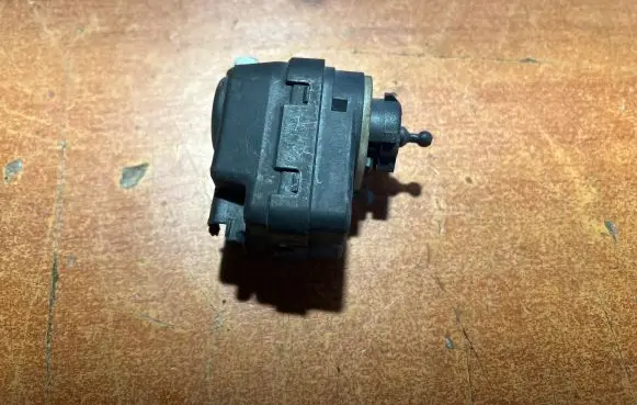 Headlight level adjustment motor