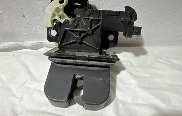 Audi A6 S6 C6 4F Tailgate/trunk/boot lock/catch/latch 8P4827505C