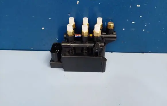 BMW 7 G11 G12 Air suspension valve block 4725530100 37206861882 37206886722
