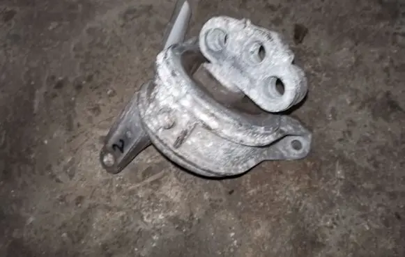Opel Zafira B Engine mount bracket 90539246
