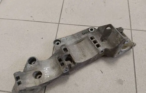 Volkswagen Golf IV Generator/alternator bracket 045903143