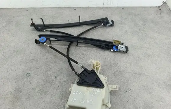 Seat Altea XL Front door window regulator with motor 
