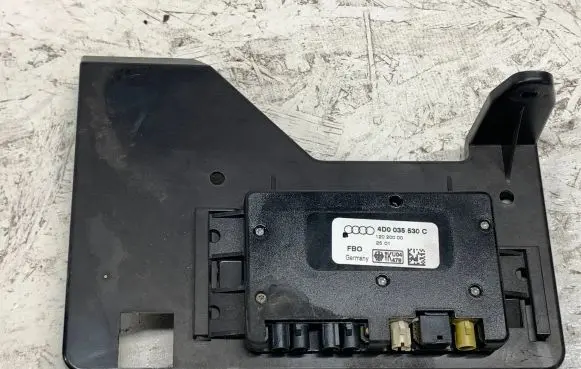 Audi A3 S3 8L Antenna control unit 4D0035530C