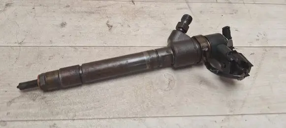 Volvo V70 Fuel injector 30777526