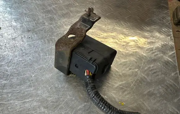Nissan Qashqai Relay mounting block 