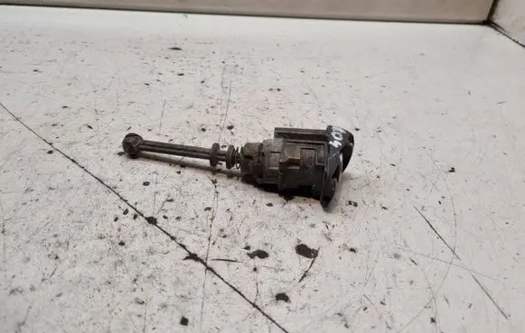 Peugeot 407 Front door lock (next to the handle) 