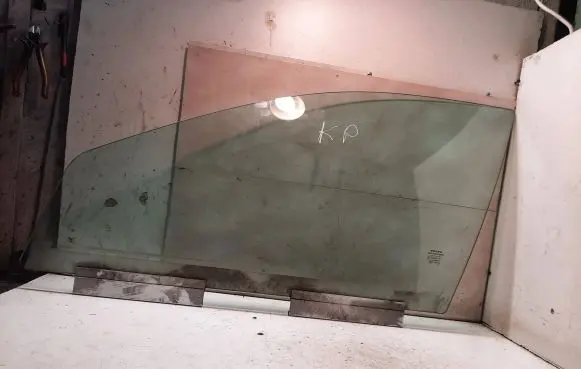Volvo V70 Front door window glass four-door 43R001106 E000186 DOT57M53AS2