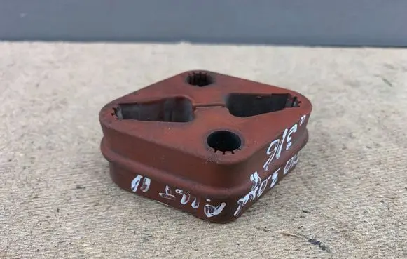 BMW 5 F10 F11 Muffler mount bracket/holder 7811797 18207811797 18207793255