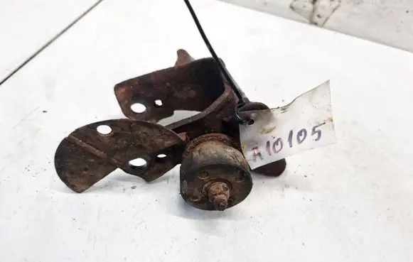 Engine mounting bracket