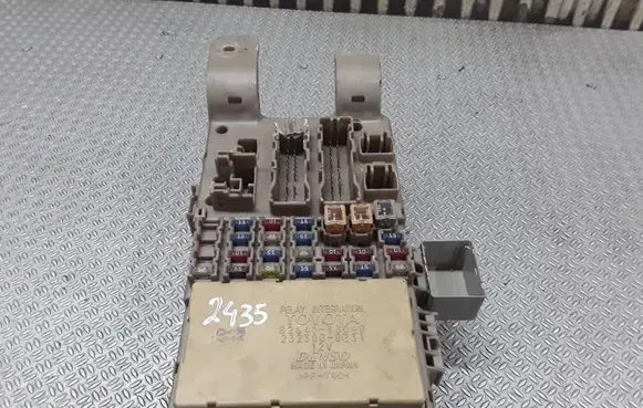 Toyota Corolla Verso E121 Fuse module 8264113040