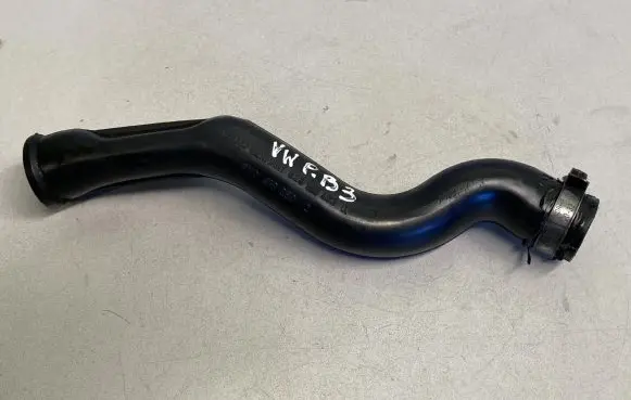 Volkswagen PASSAT B3 Breather hose/pipe 028103493Q
