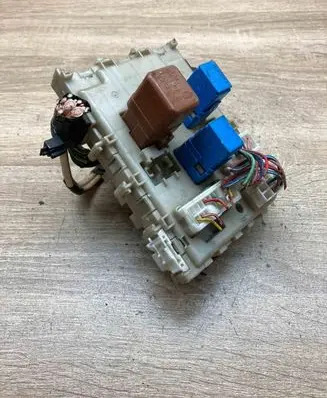 Nissan Primera Fuse module 24350AV700 1221011