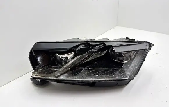 Skoda Octavia Mk4 Headlight/headlamp 030111823300 LE18A6419 5E4941015A