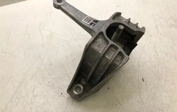 Hyundai i30 Engine mount bracket 21810G4000