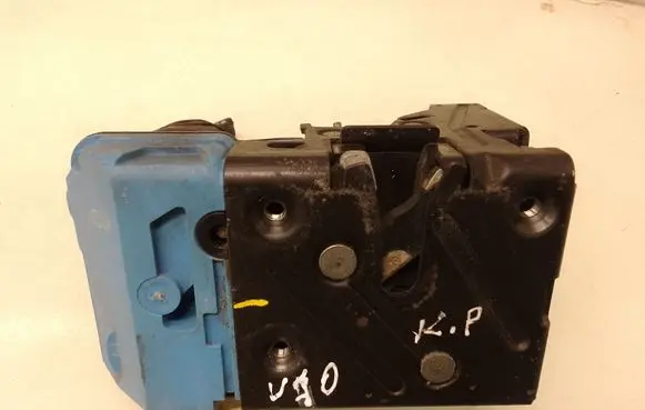 Volvo V70 Front door lock 