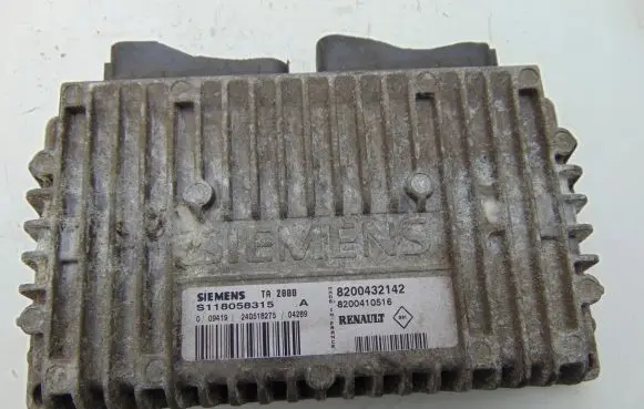 Renault Megane II Engine control unit/module 8200410516