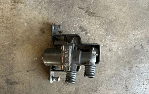 BMW 5 E60 E61 Coolant heater control valve 6920226
