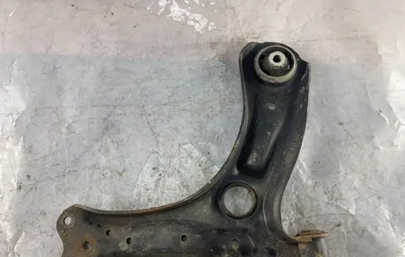 Volkswagen Polo IV 9N3 Front lower control arm/wishbone 6R0407151